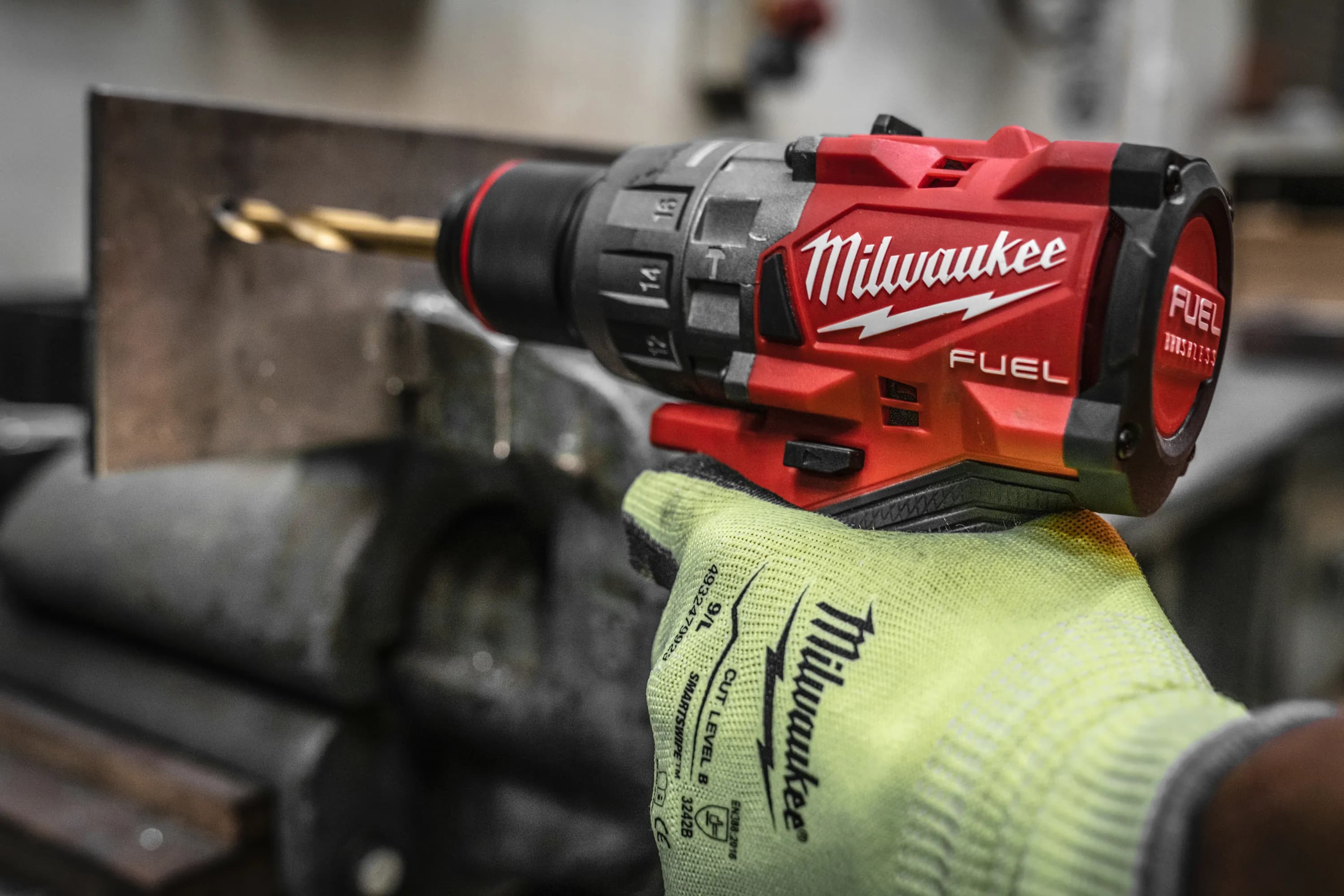 Professionnel utilisant une perceuse à percussion Milwaukee M18 FUEL sur chantier